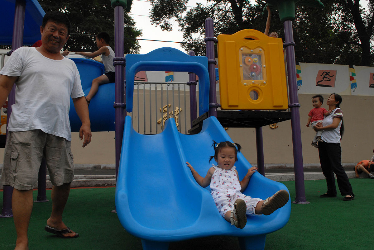 以幼儿园小朋友视角写一篇在爸妈的陪同下在公园快乐春游的感受