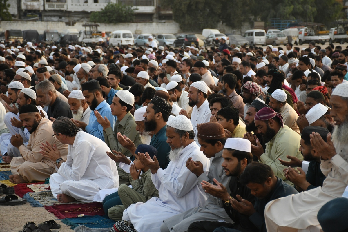 写一篇清真寺开斋节活动新闻稿和新闻标题