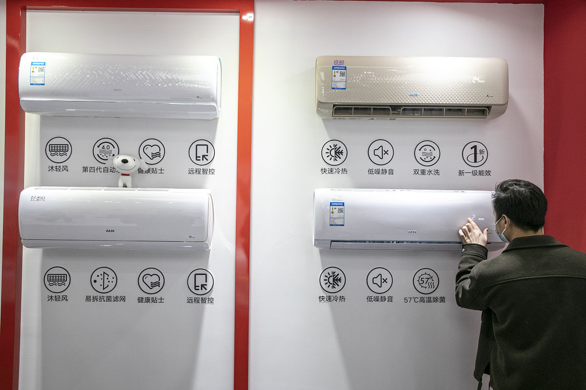 一、合作费用1、由甲方赠送一台智尊·极暖K1Pro浴室暖空调给乙方作为乙方向甲方提供短视频自媒体传播服务的报酬。二、合作内容1、K1Pro浴室暖空调由甲方负责安装调试并按照国家三包政策给予售后服务。2、乙方在收到产品后15日内在乙方自媒体账号发布一条探店视频、一条安装视频8月31日前在乙方自媒体账号各发布一条产品体验视频。合计3条视频。3、乙方发布的视频需有K1Pro浴室暖空调核心卖点的陈述：①