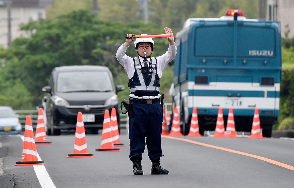 What should an air traffic controller do before fuel dumping begins