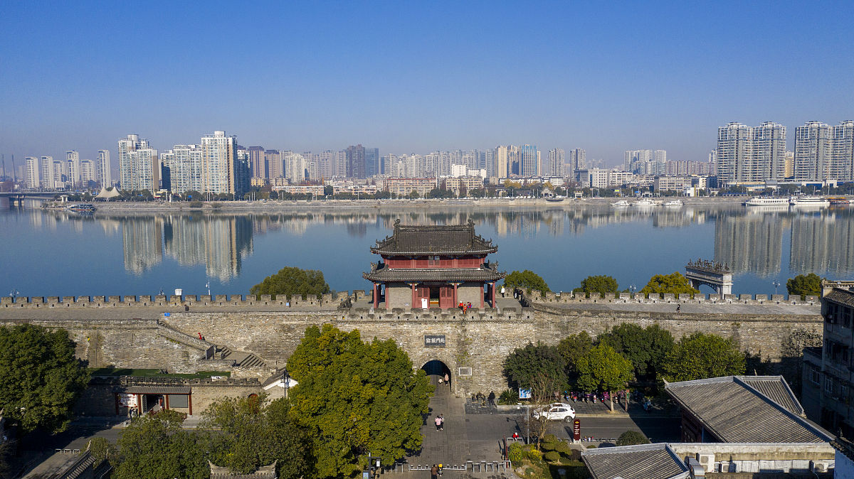 2021年12月3日,湖北,襄阳古城临汉门.