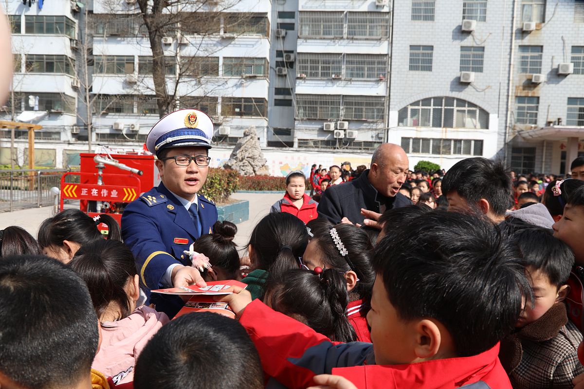 请对论文的小节内容 3XC小学项目施工安全管理存在的问题 32学校对学生的安全教育力度不够 进行写作保证其内容合理性不要乱写：