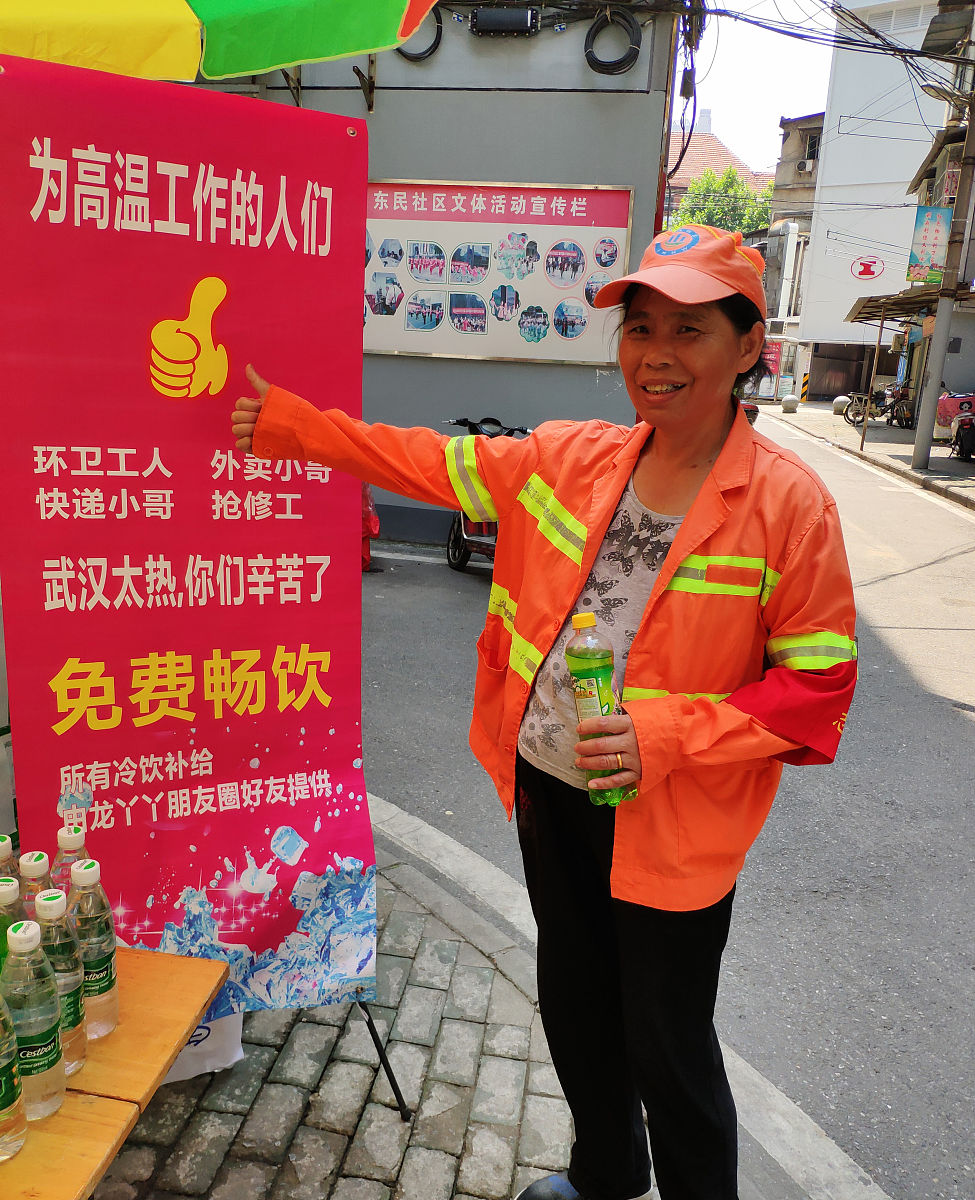 2018年7月30日,武汉,在小区内开餐馆的龙卓娅女士,在微信上募集了7000