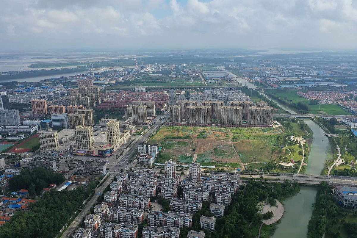 2019年8月4日,江苏省淮安市洪泽区,天空白云飘飘,云层涌动,城市在蓝天