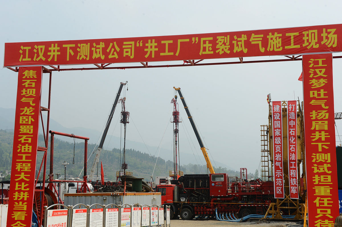 2014年4月17日,重庆,江汉石油工程运用自主研发的3000型压裂车在焦页9