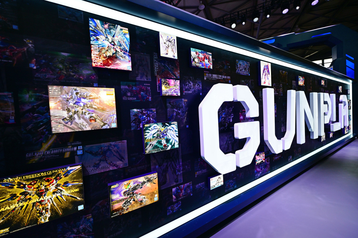 写一段英文的主题为电子游戏的4人每人演讲一分钟时间的对话稿