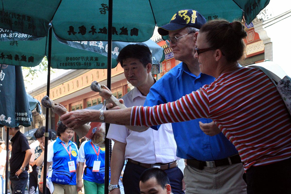 2008年北京奥运会期间,观赛的外国游客和各国运动员在比赛间隙慕名来