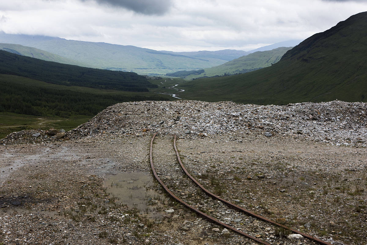 translate to chinese. Maintaining a social license to operate is an intrinsic cost of mining and supporting positive relations with affected communities is an obvious and significant benefit of the Project.