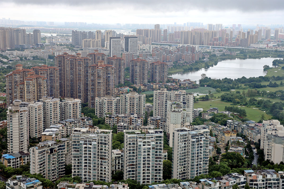 2021年8月27日,湖北武汉东西湖区,航拍金银湖畔城市高楼景观.