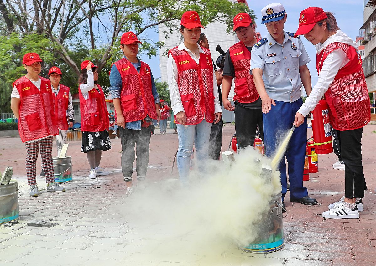 仿照以下对话写一段200字以内的活动回顾通过组织负责人的安排志愿者们各司其职分工协作分发防火宣传单宣讲防火知识山区巡逻为消除森林安全隐患贡献力量