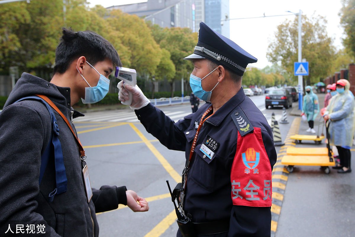 以我心目中的英雄为题写一篇300字的作文写有关疫情的保安的英雄形象。