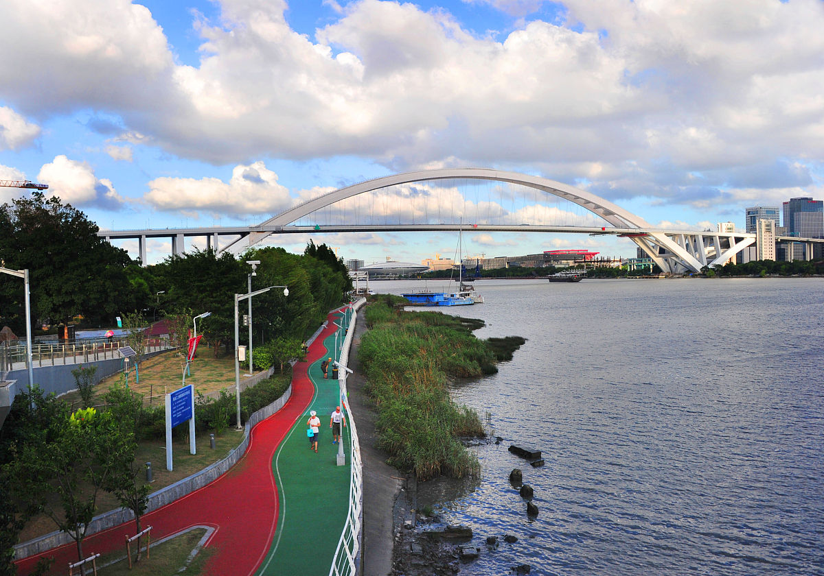 2018年8月28日,上海,申城受东南气流的影响,天空白云如絮,云卷云舒,呈