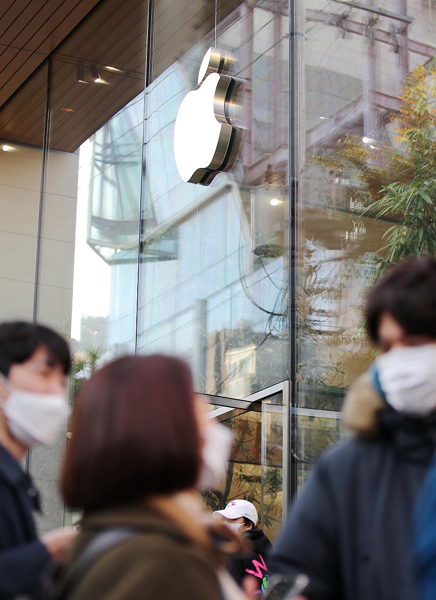 当地时间2020年10月30日,iphone 12在韩国上市,民众进店试用体验. 12 