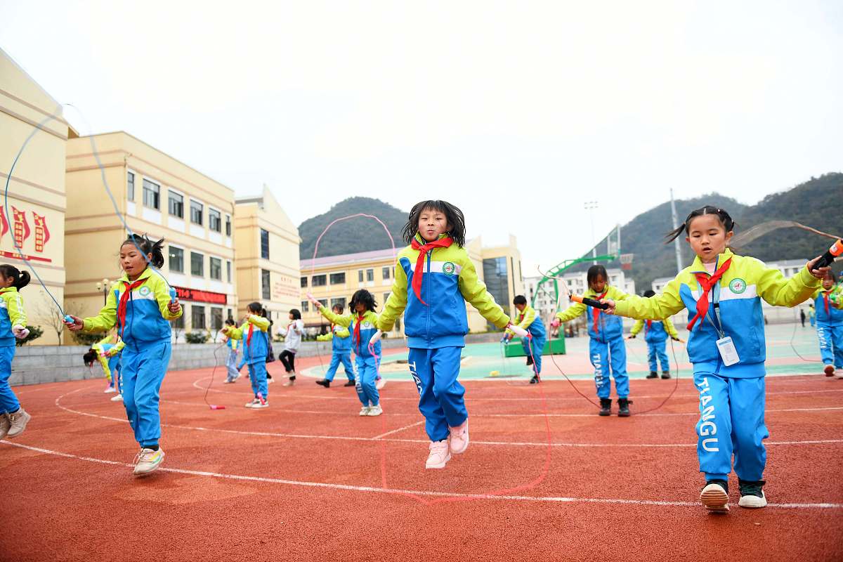 2021年11月24日,贵州黔西南,安龙县春潭街道第二小学的学生在练习跳绳
