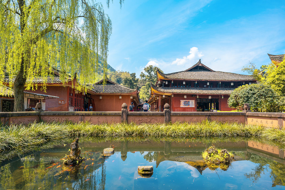 2019年4月5日,四川省乐山市,峨眉山万年寺.