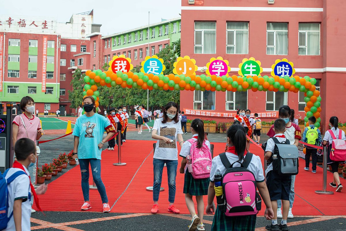 2021年8月23日,吉林市小学正式开学第一天,学校在校门口安排了迎接新