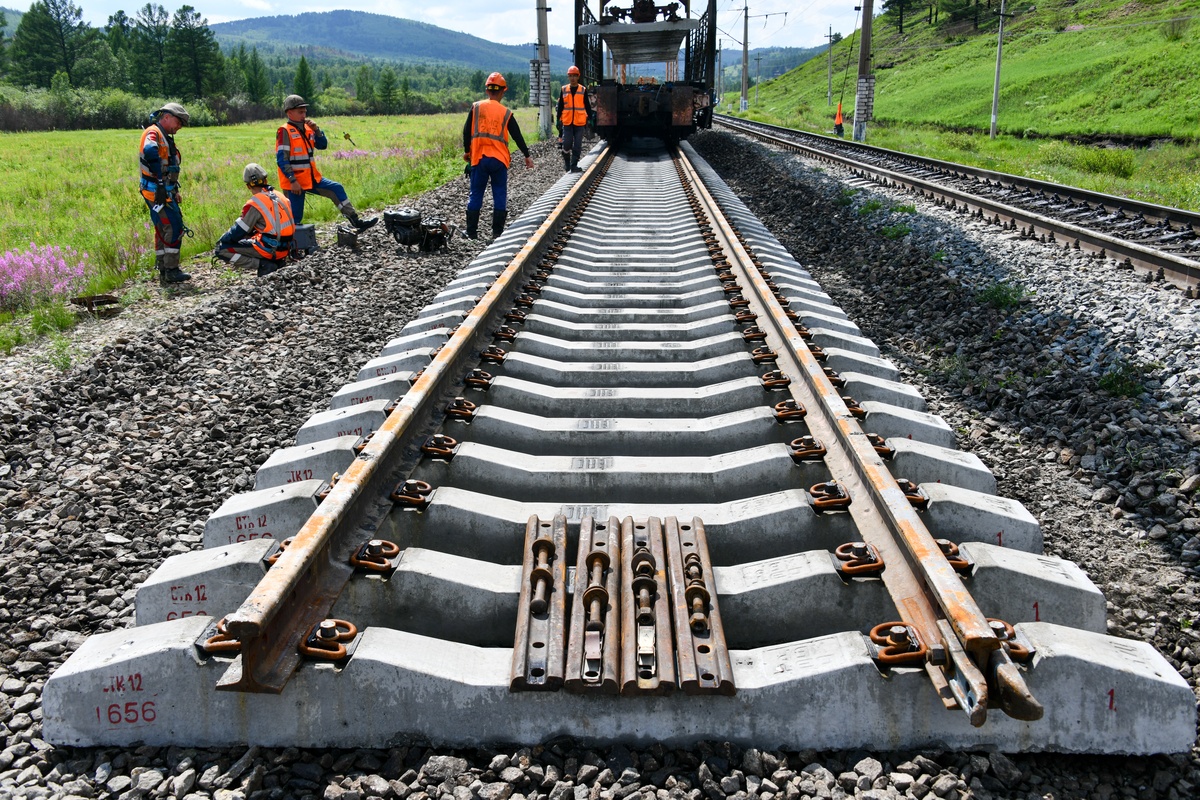 铁路专业前景广阔：从安全到智能化，选择铁路专业更值得青睐