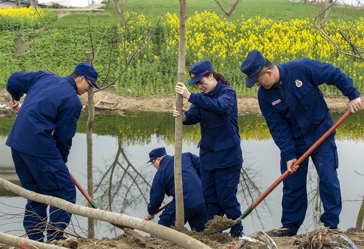 请描述一下曲靖市农村供水保障专项行动的背景