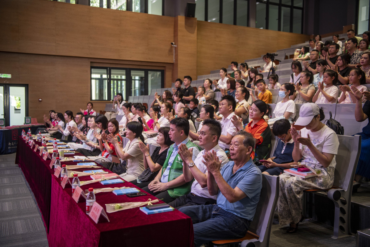 活动现场气氛热烈，参与者积极互动！
