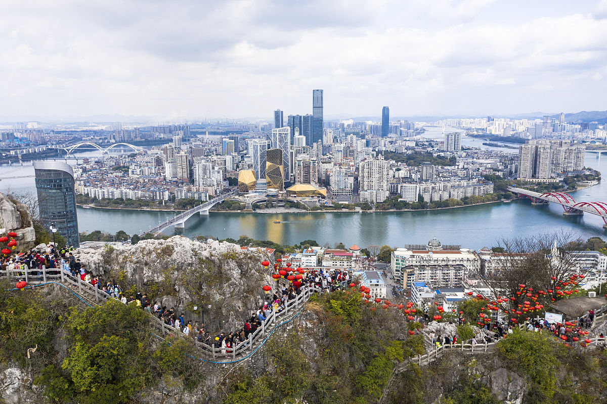 2021年02月12日,市民登上广西柳州市区的马鞍山山顶观景.(无人机拍摄)