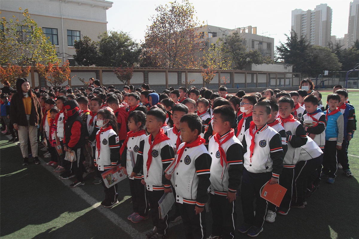 2020年11月3日上午,青岛北山二路小学北校区的同学们刚下课,喇叭里就
