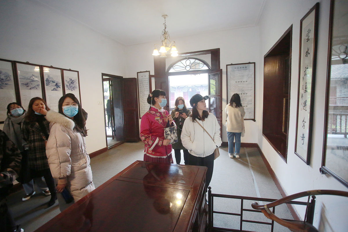 在雨天和同学参加参观岳麓书院的党课活动 写一篇心得体会200字左右