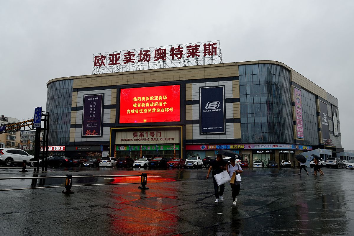 2020年8月27日,今年第8号台风"巴威"来袭,大街上可见少量市民车辆冒雨