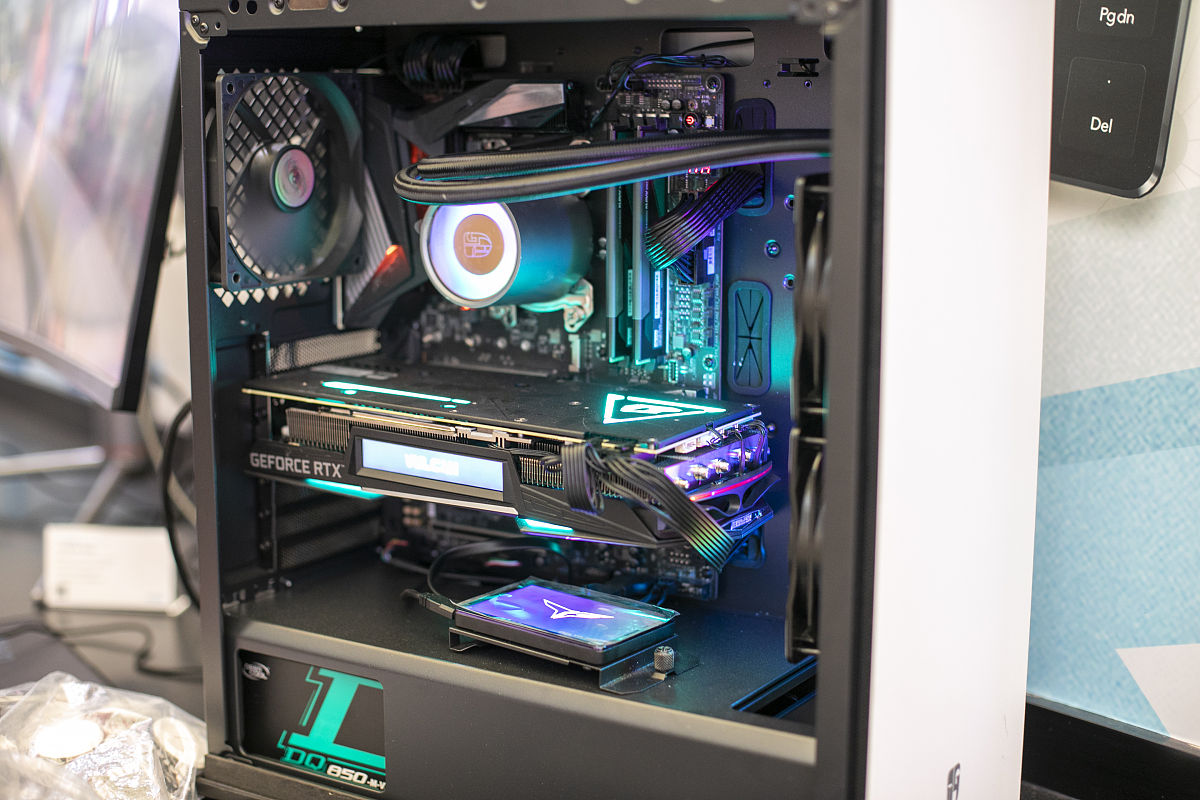 机械革命蛟龙16K R7-7735H RTS4060 优缺点