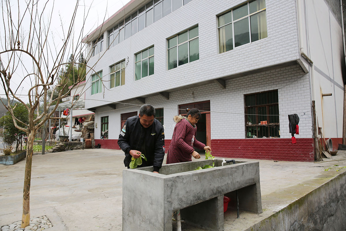 沈丘县刘湾镇政府空调安装是不是扶贫帮我用210字详细描述