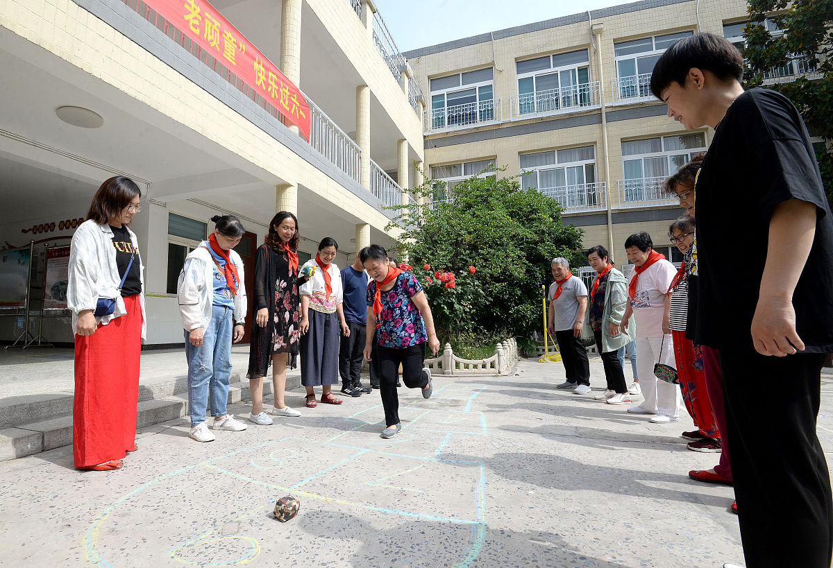 2020年5月31日,河北邯郸,丛台区和平北社区的老人在玩"跳房子"游戏.