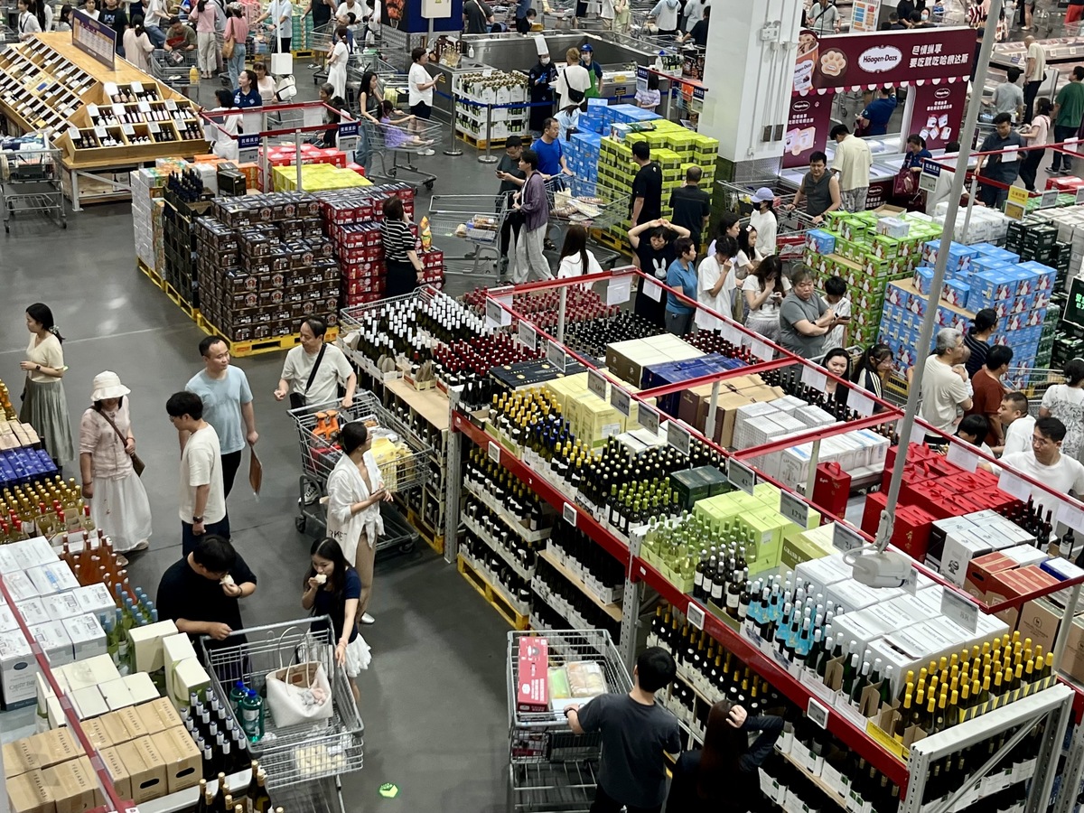 泰斗超市是全球最大的超市连锁店之一通过为客户提供汽油和金融服务来扩大业务。这是一种市场发展策略属于安索夫矩阵中的市场渗透。该公司试图通过向现有客户提供新的产品和服务来增加销售额和市场份额。通过提供汽油和金融服务泰斗超市在现有市场上提供更多的选择和附加值以吸引更多的客户。翻译成英文