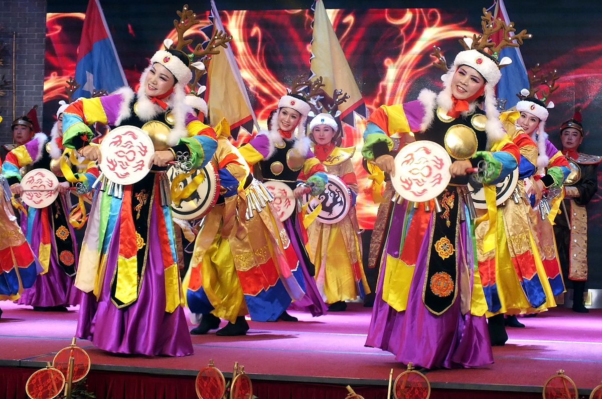 飘色非常讲究人物造型的设计色仔、色女往往衣着古典华丽且会根据表演内容的不同搭配不同的妆容。 装饰大量采用红、黄两色间配以粉红、粉蓝、翠绿等颜色整体色调明亮艳丽旨在给人带来喜庆吉祥欢乐的感觉。