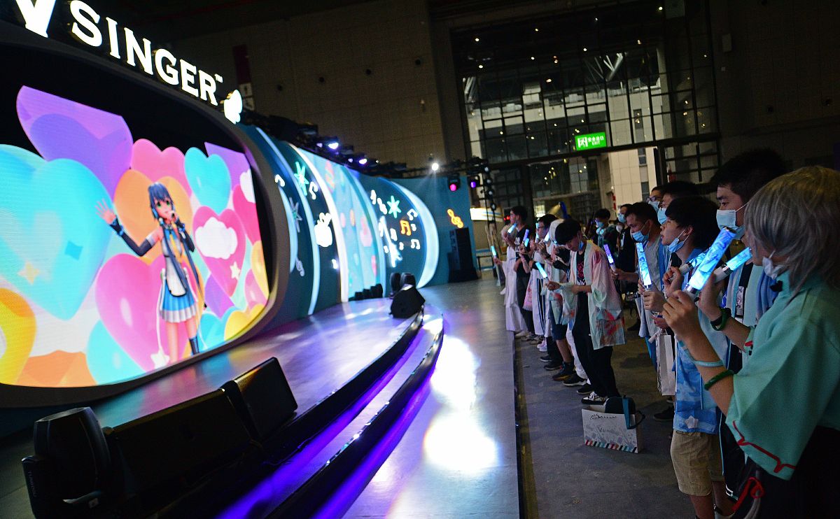 洛天依发展历程：从虚拟歌手到中国乐坛新星