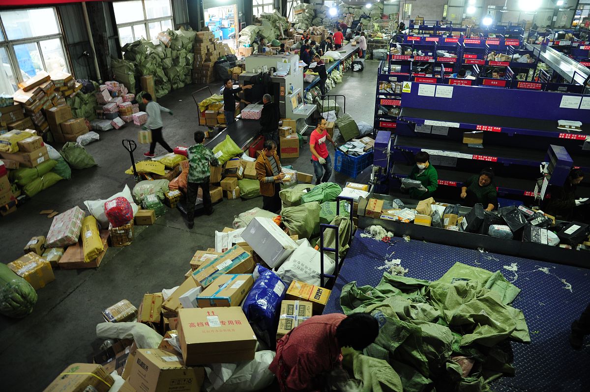漳州农产品直播电商的主要问题1 物流配送：由于农产品生鲜度要求高直播电商需要建立高质量的物流配送系统。但是漳州地区物流配送服务尚未完善不能满足直播电商高品质的物流需求。2 平台选择：漳州地区农产品直播电商平台较少开展直播业务需要付出更高的成本和风险同时在平台运营、推广等方面也需要面对许多困难。3 供应链管理：农产品直播电商需要建立起完善的供应链体系包括农产品采购、存储、分类、配送等环节但目前漳州地