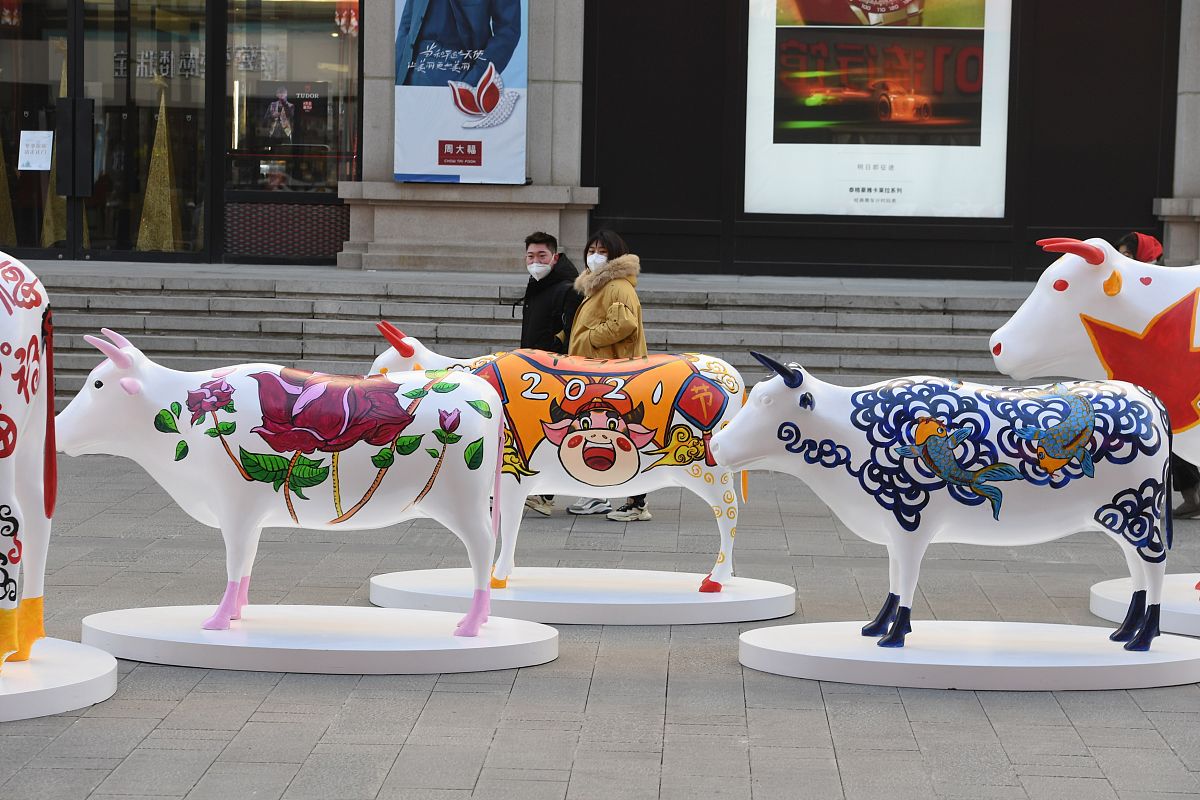 2021年1月1日,在沈阳中街街头,十头"彩牛"与市民见面,引来过往市民纷