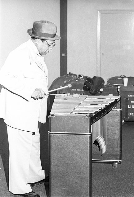 根据人物及其相关的事件：马可尼为无线电报技术申请专利，引发专利热，被授予诺贝尔物理学奖
把你的观点、感悟和启发分别写出