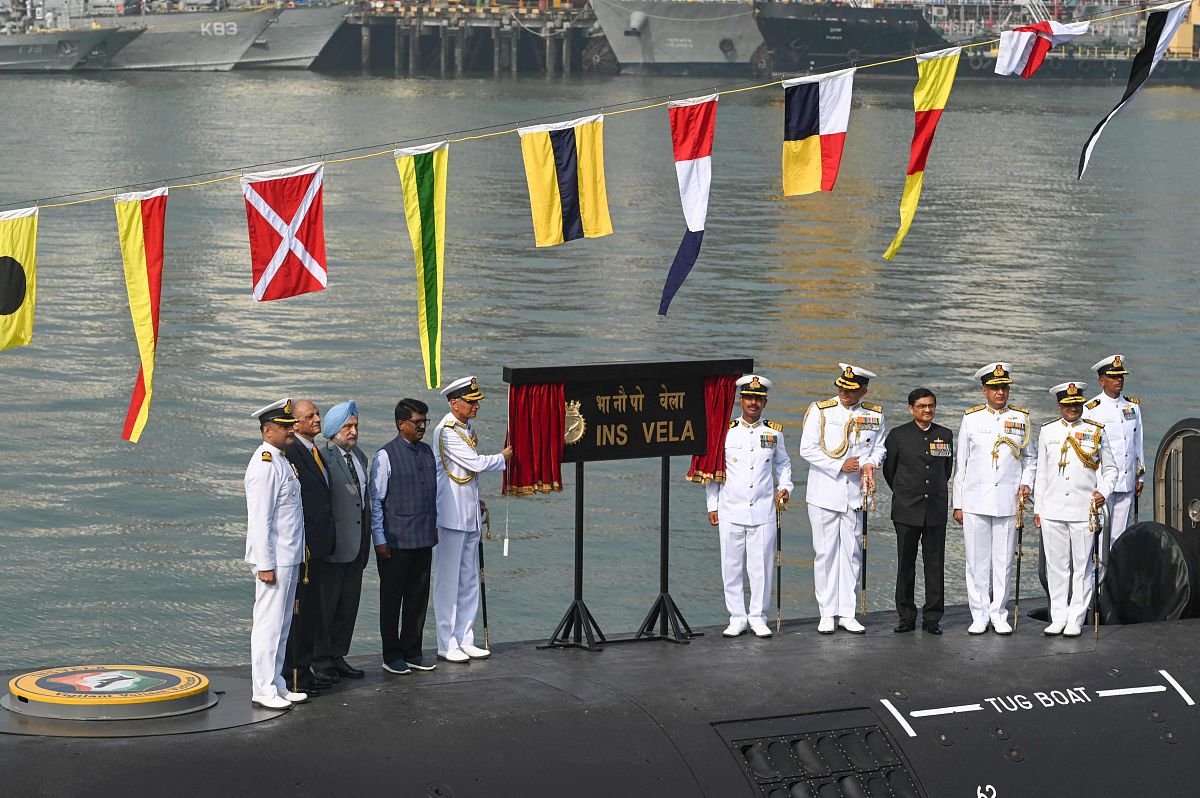 当地时间2021年11月25日,印度孟买,海军官员出席潜艇"维拉"号服役仪式