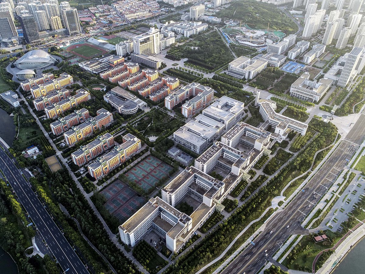 青岛西海岸新区黄海职业学校是民办学校还是公办学校？