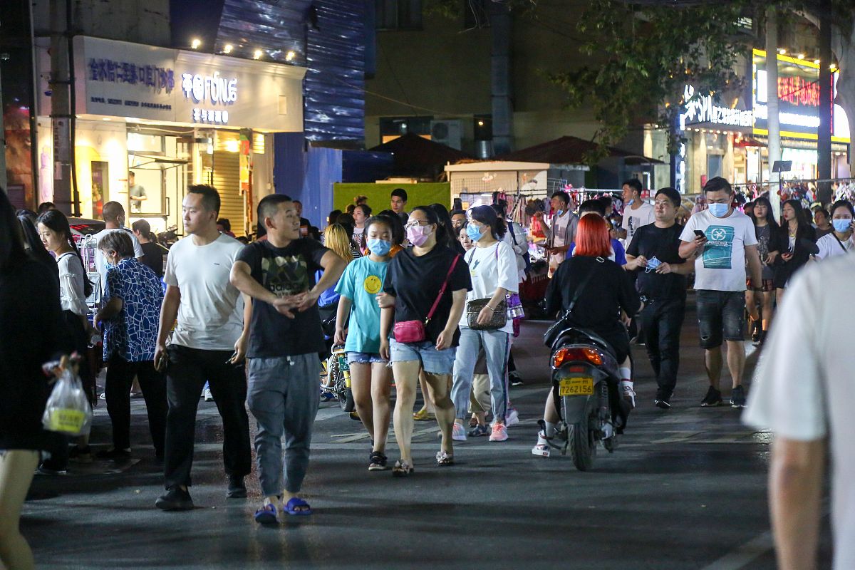 2020年6月1日,郑州健康路夜市复市,前来逛街的市民熙来攘往,而商户则