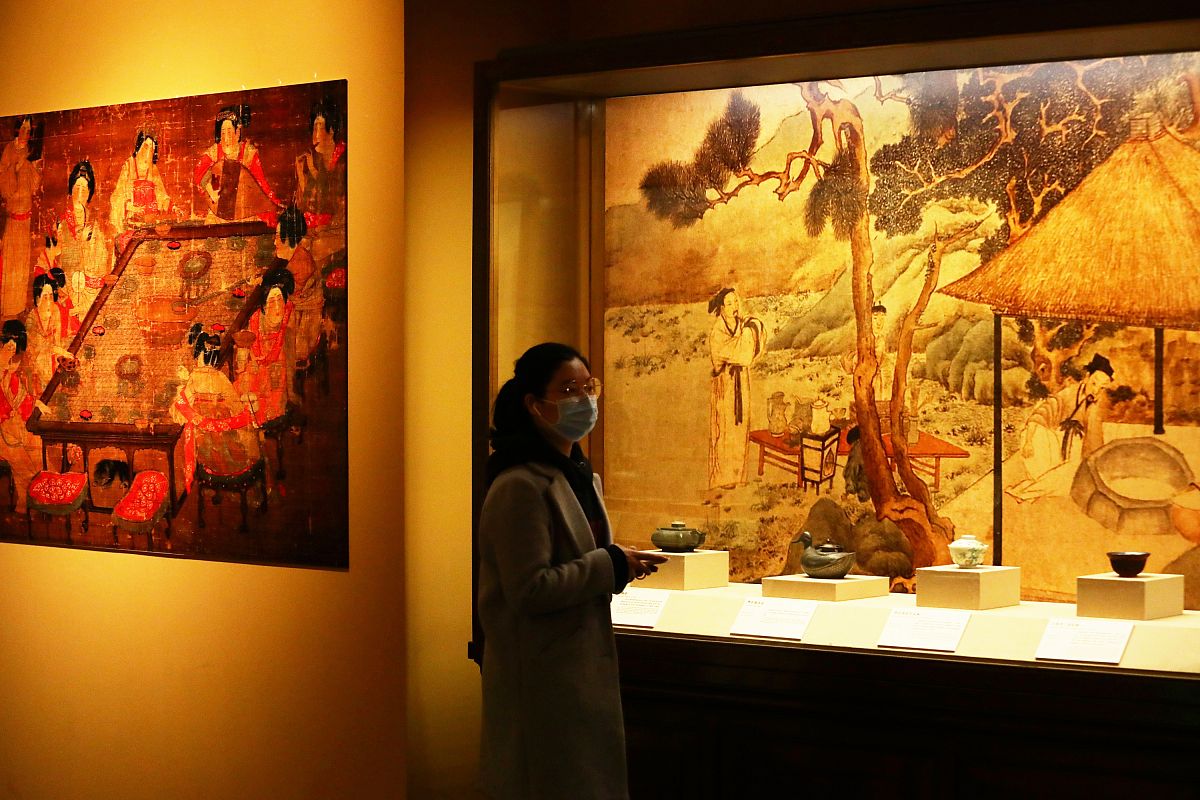 翻译：中国武术是中国民族体育的主要内容之一是几千年来中国人民用以锻炼身体和自卫的一种方法。中国武术主要内容包括搏击技巧、格斗手法、攻防策略和武器使用等技术是以自立、自强、健体养生为目标的体育活动。它体现出中国人对攻防技术及策略的理解。中国武术对生命真理探索的人文哲学的特色对现今中国的大众文化有着深远影响。