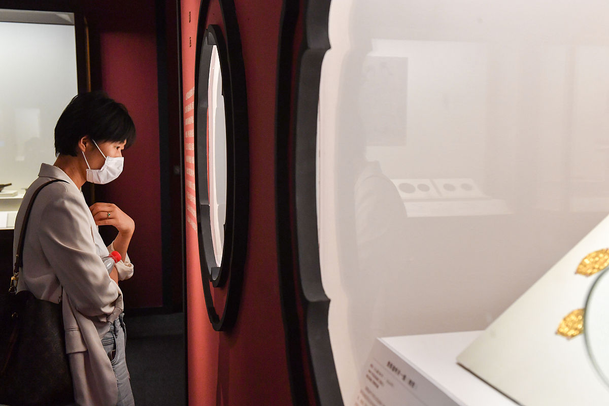 8月取得成果的成语或句子：一鸣惊人