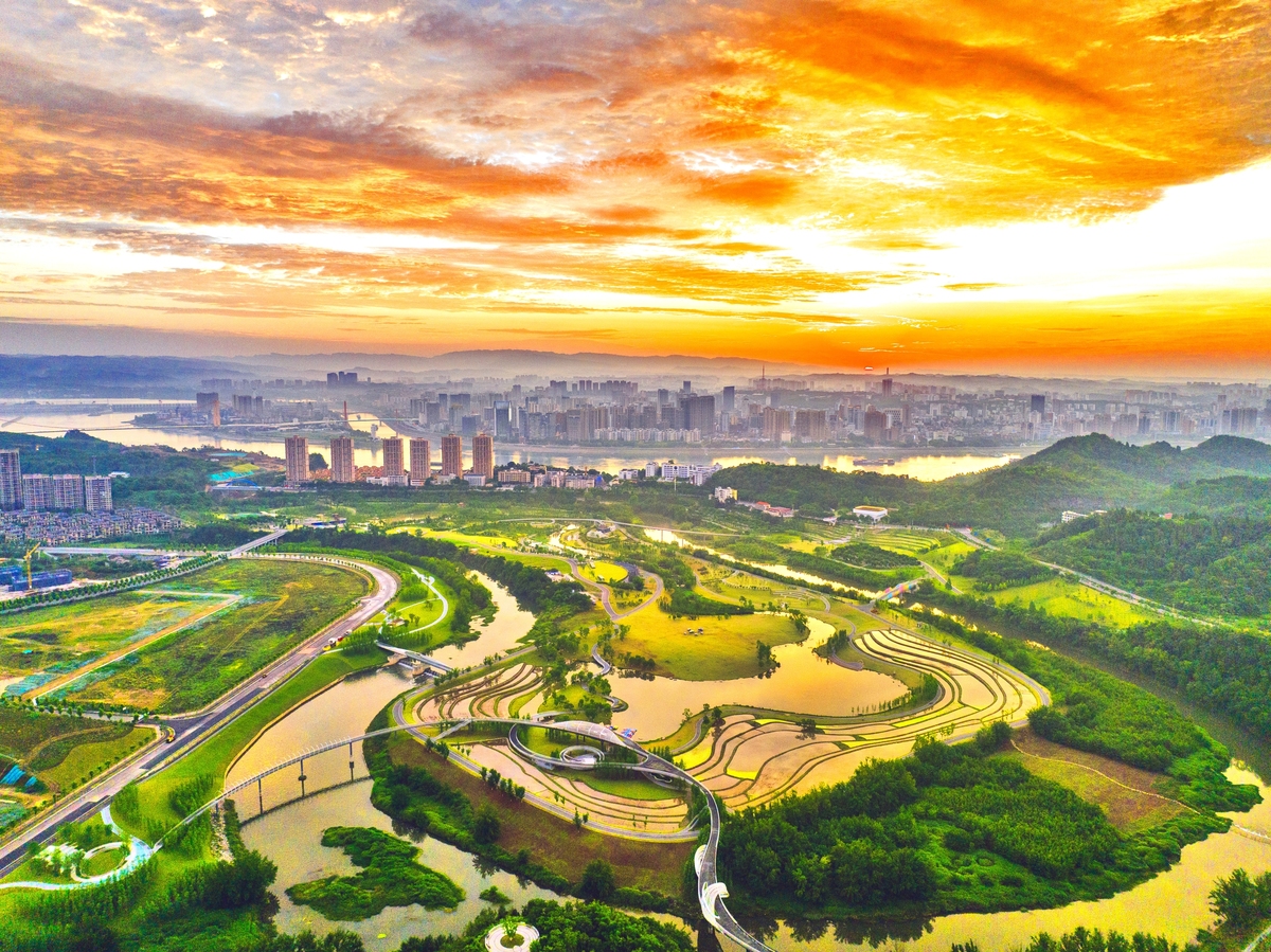 国内满足以下条件的的地级市：空气质量好空气质量要求：空气质量优质要大于320天不潮湿全年温度在10到20摄氏度的天数要大于200天夏季平均气温不超过23摄氏度海拔不能太高不能处于地震带上无沙尘暴天气无梅雨季节