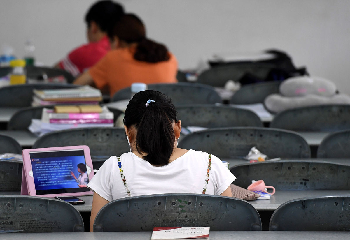 2018年7月30日,武汉,留校的大学生们正在紧张地复习考研试题.