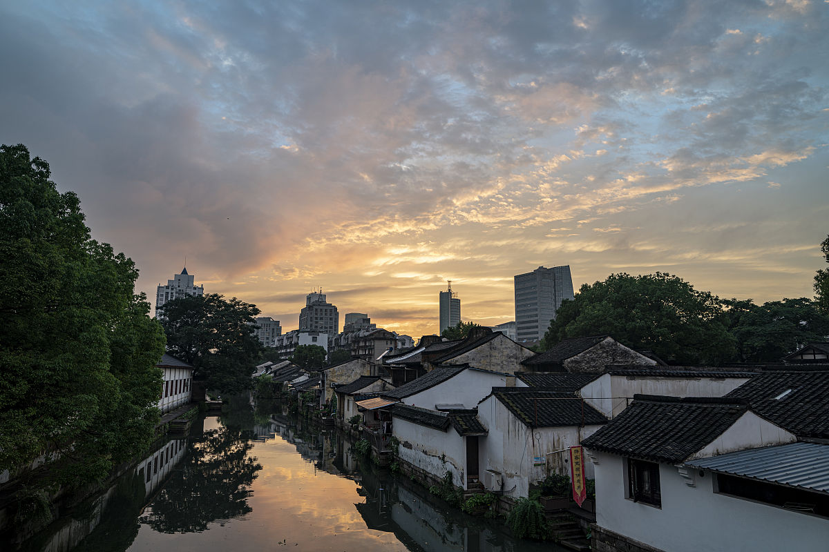 2020年6月25日,浙江绍兴,晚霞迷人 ,游客市民纷纷拍摄最美时刻.