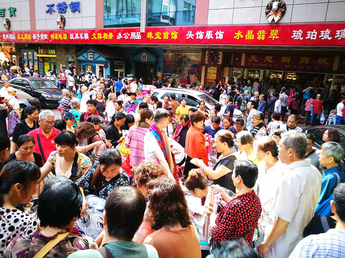 2017年9月11日,北京,天意小商品批发市场内人头攒动.