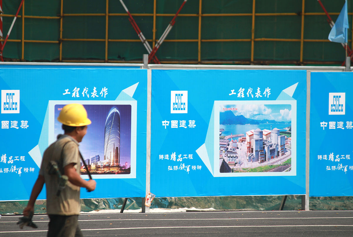 写一篇新闻稿主题是发城镇落实上级指示对建筑工地扬尘污染进行治理具体措施为设置围挡、设置雾状喷淋、采取湿法作业等并起个有新意的题目