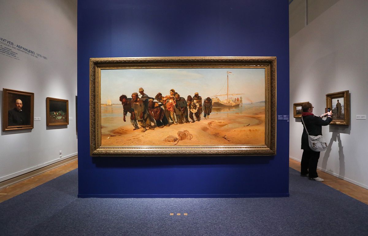 《伏尔加河上的纤夫》分析：巴金小说揭示社会不公与人性光辉