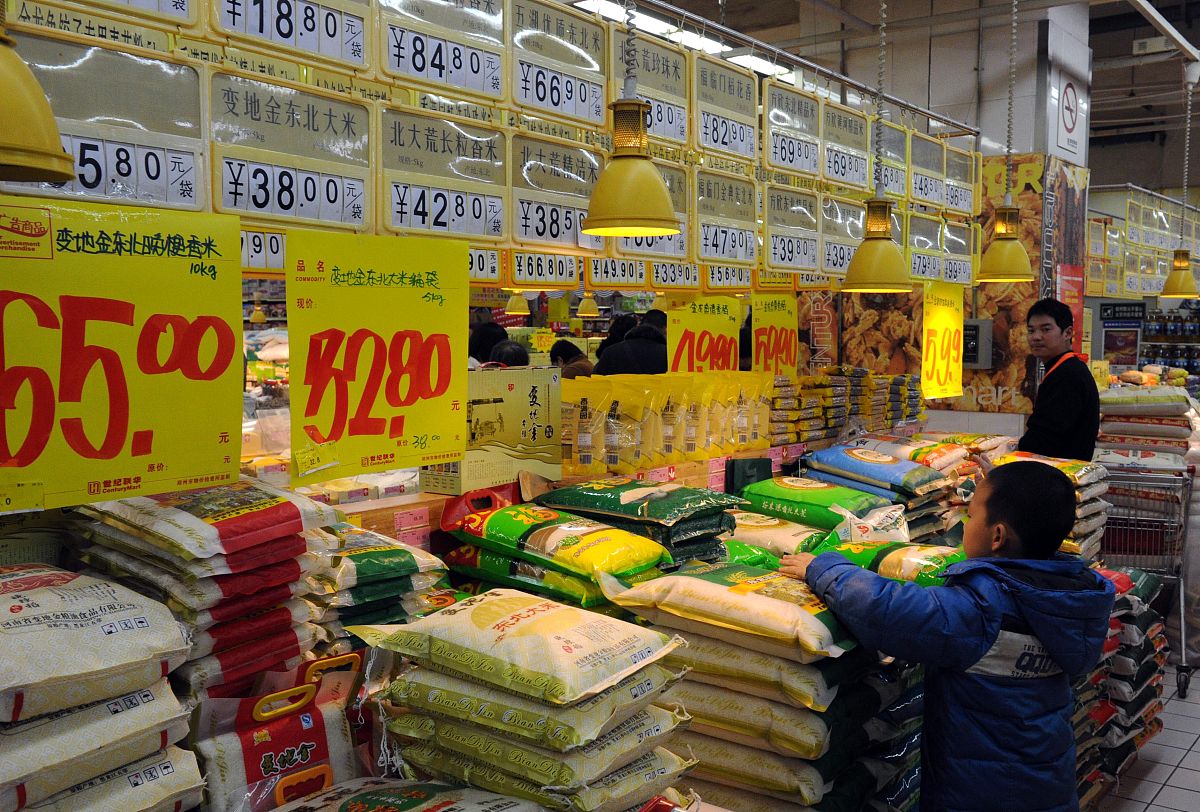 2012年01月19日,郑州,市民超市购物.
