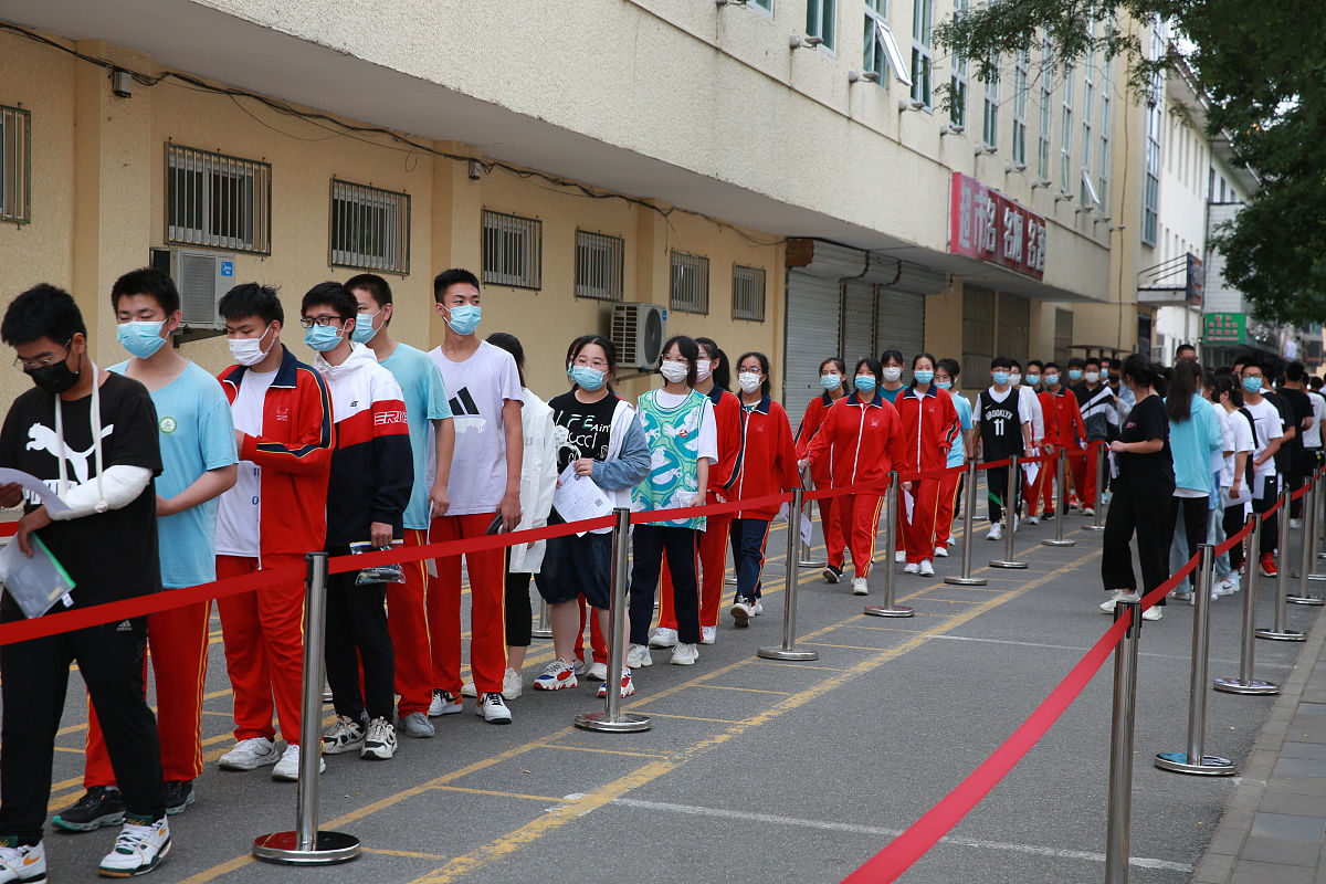 2021年6月24日,北京市怀柔区第三中学考点,考生正在有序进入考场.