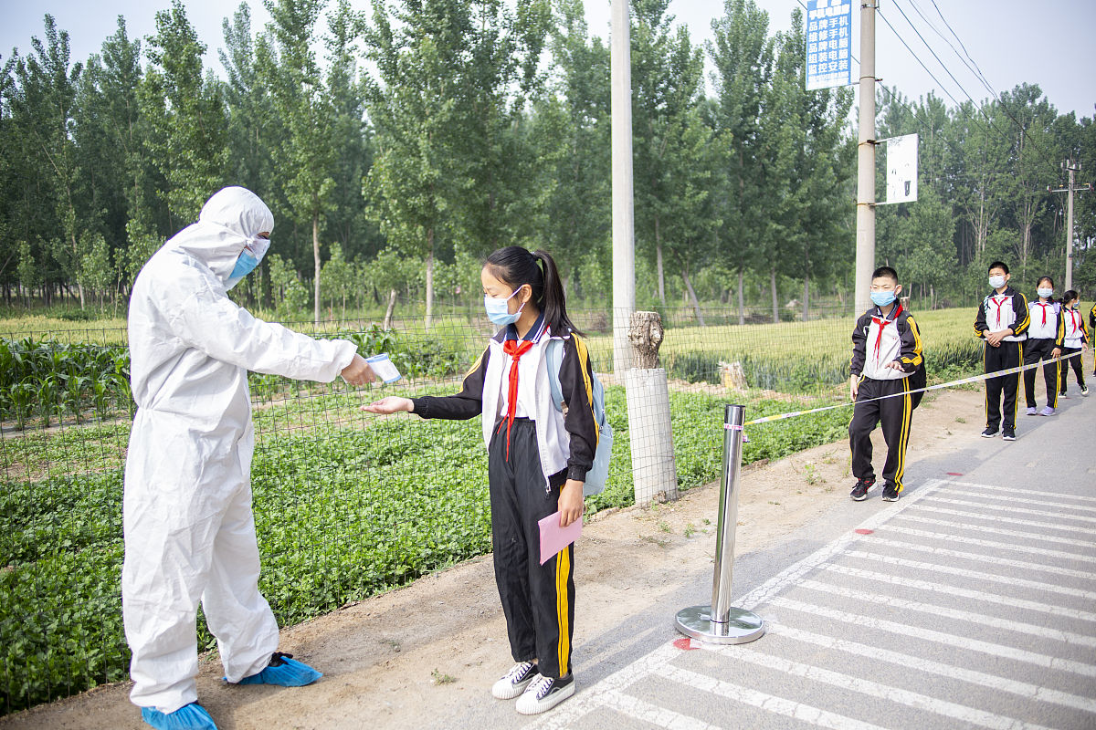 2020年5月25日,山东滨州,测量完体温,正常无异后,学生们陆续进入久违